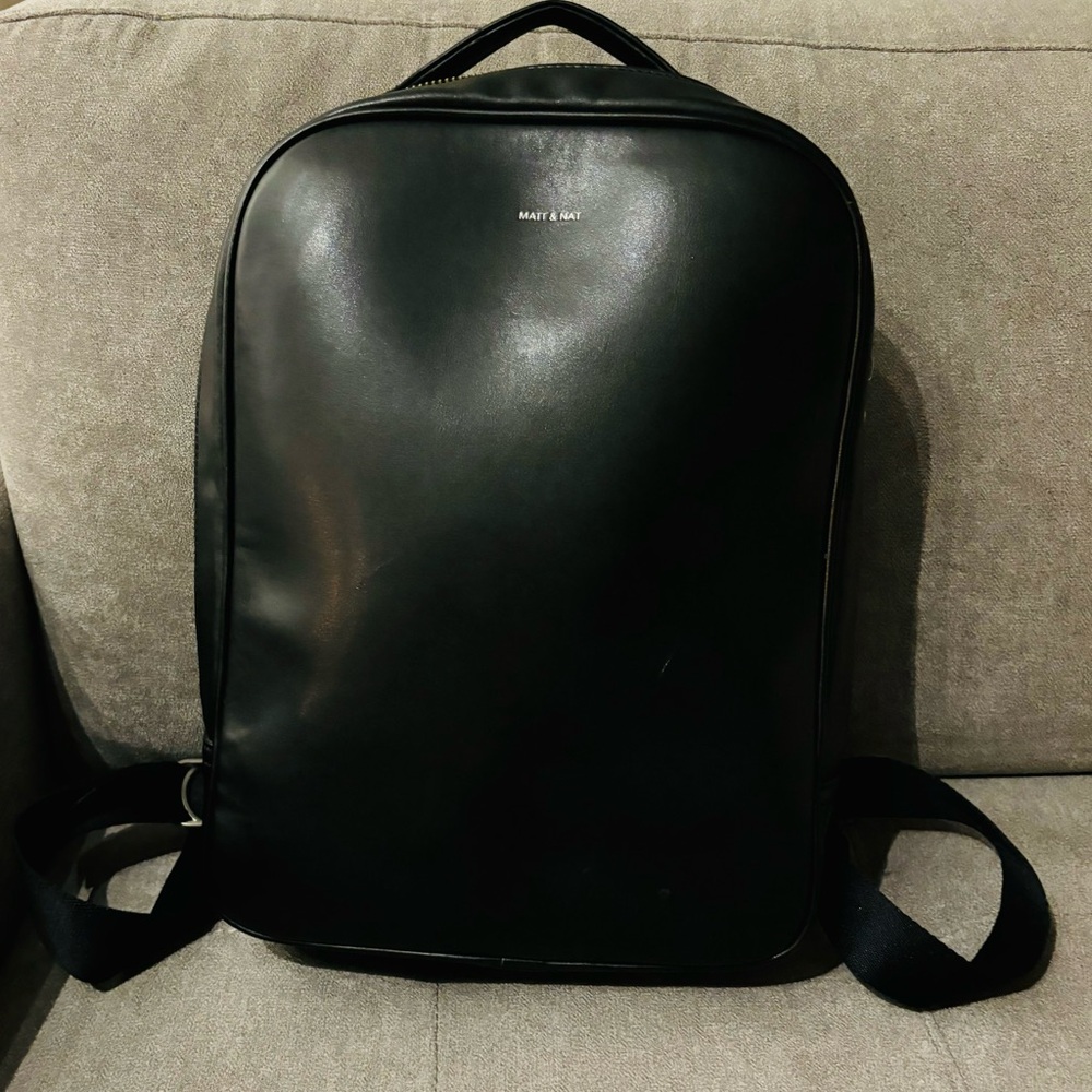Matt & Nat vegan 🌱 leather sleek back pack